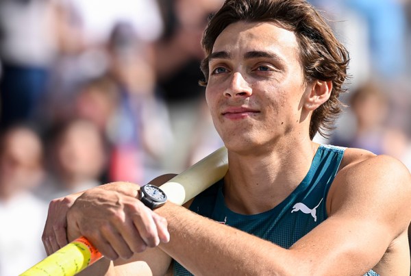 Armand Duplantis si prepara al salto con l'asta in vista degli Europei 2026, dopo aver ricevuto il via libera dai controlli medici.