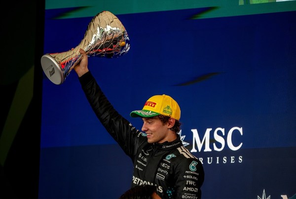 Kimi Antonelli festeggia la vittoria nel Gran Premio del Belgio a Spa-Francorchamps durante la stagione di Formula 1