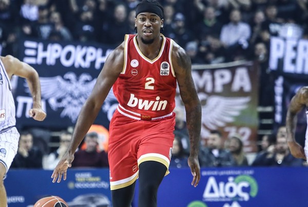 Moses Wright in campo con l’Olimpia Milano, nuovo centro biancorosso per la prossima stagione.