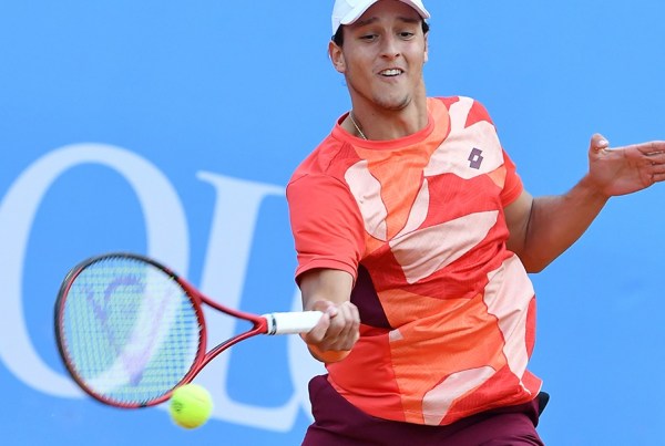 Luciano Darderi durante un incontro del circuito ATP con la maglia da gioco, concentrato durante uno scambio in campo.