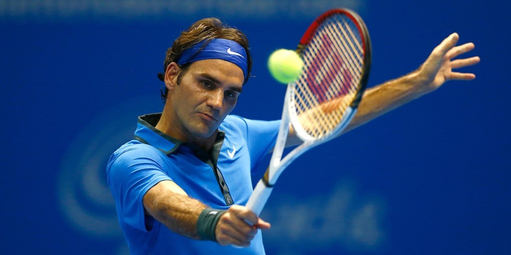 Roger Federer torna allo US Open 2026 durante un'esibizione all'Arthur Ashe Stadium, celebrando il suo storico legame con Flushing Meadows.