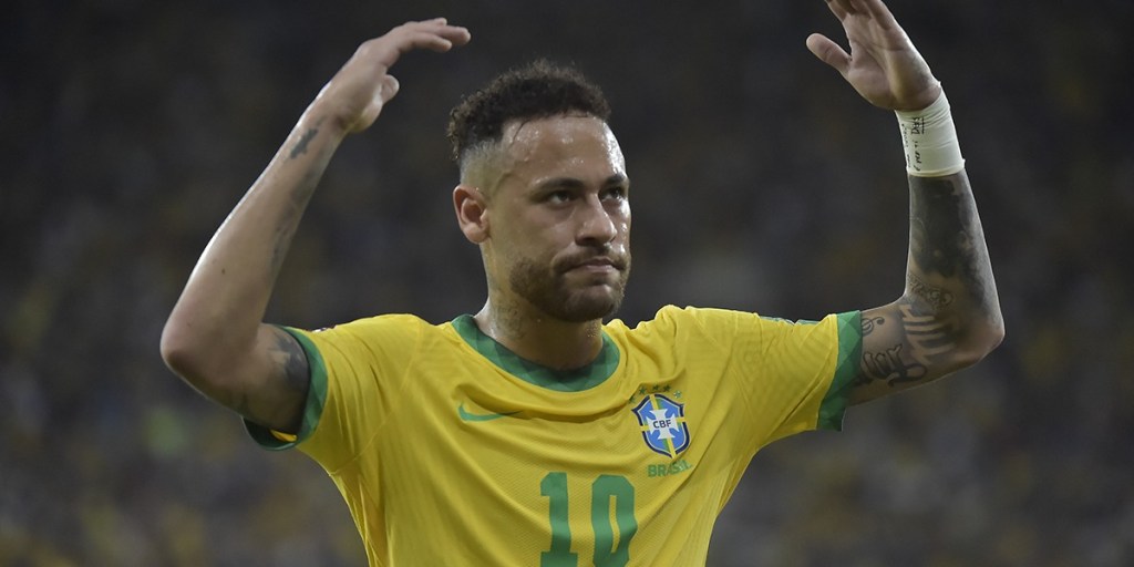 Neymar saluta i tifosi del Brasile dopo aver annunciato l'addio al Brasile, chiudendo la sua carriera con la maglia della Seleção.