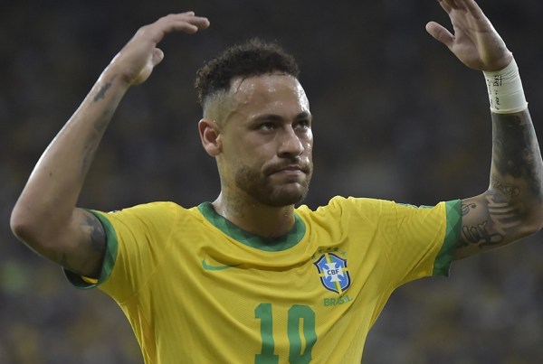 Neymar saluta i tifosi del Brasile dopo aver annunciato l'addio al Brasile, chiudendo la sua carriera con la maglia della Seleção.