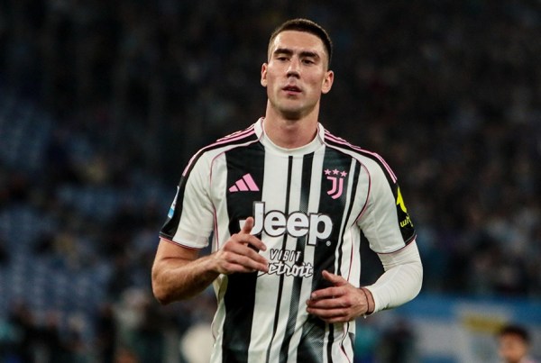 Dusan Vlahovic con la maglia del Besiktas dopo il trasferimento in Turchia dall’esperienza alla Juventus.