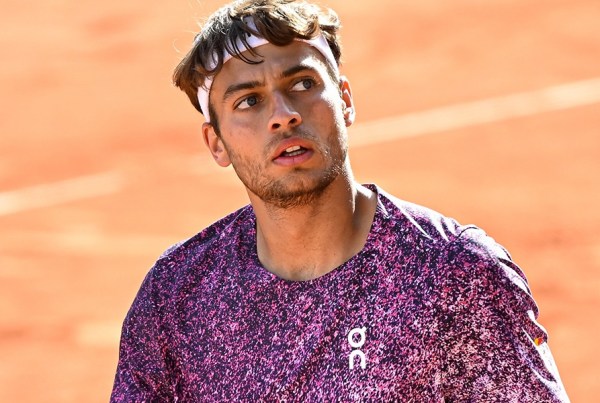 Flavio Cobolli durante un match del circuito ATP mentre punta alla qualificazione alle ATP Finals di Torino.