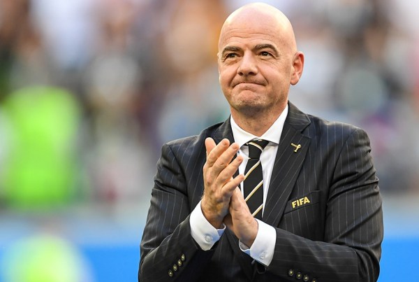 Gianni Infantino durante un evento ufficiale della FIFA, protagonista della decisione sul progetto FIFA Forward Enterprise.