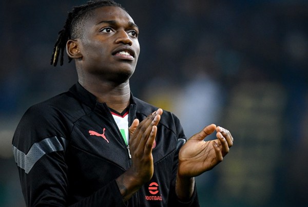 Rafael Leao con la maglia del Milan durante una partita, protagonista delle ultime indiscrezioni di mercato.