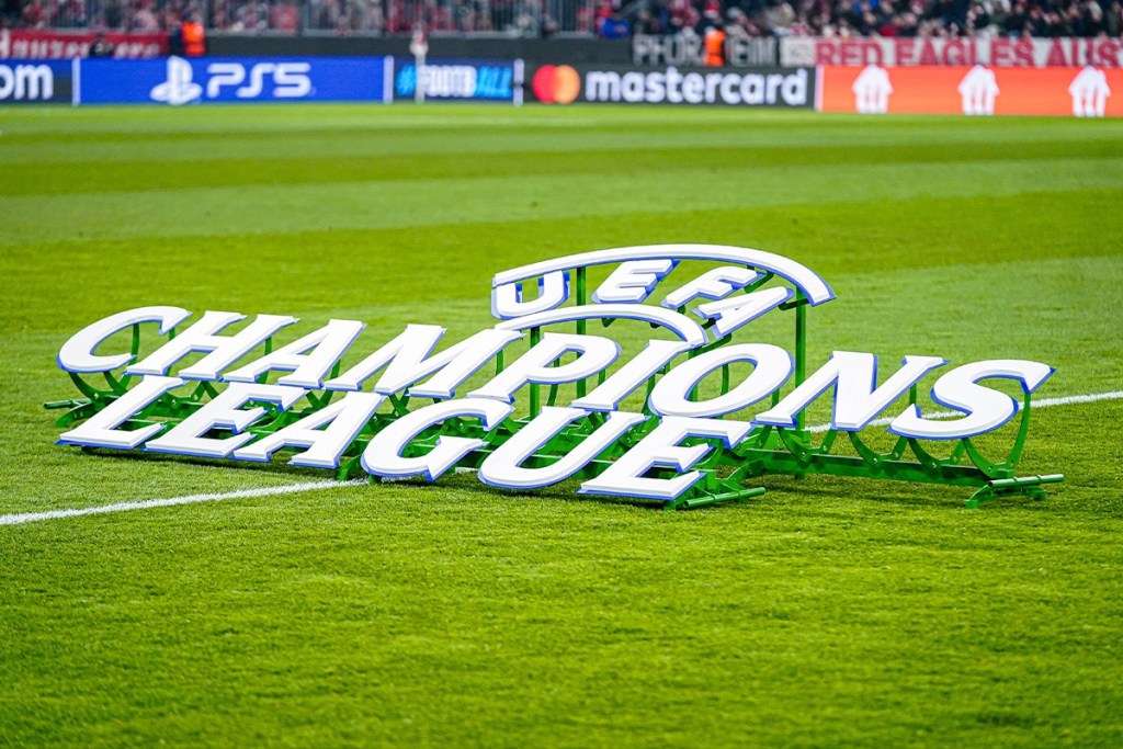 Sedi finali UEFA 2028 e 2029, panoramica di uno stadio europeo illuminato durante una partita serale.