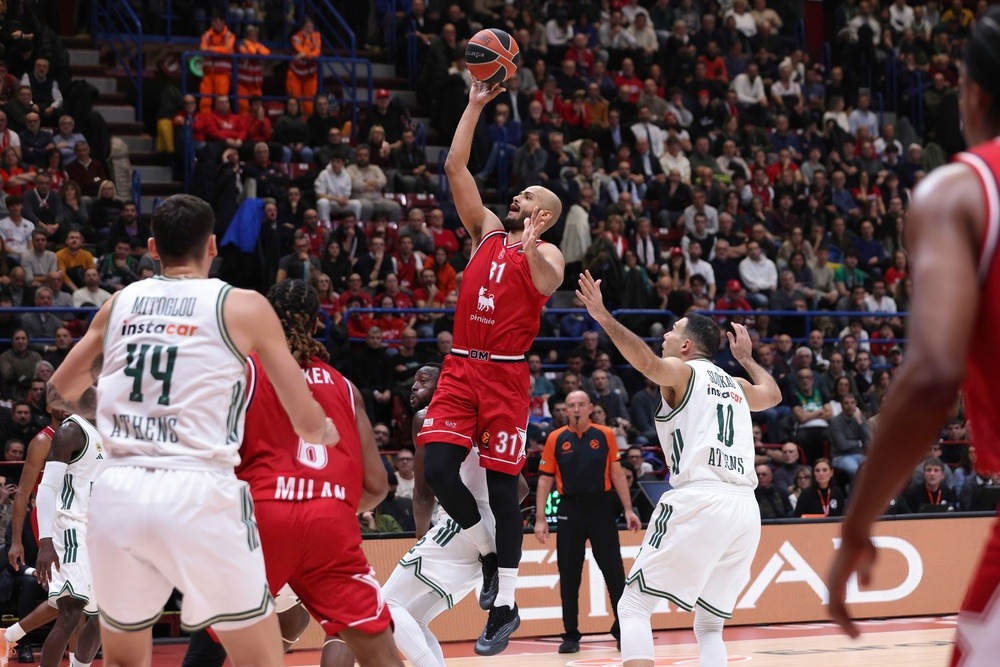 Prima giornata LBA Serie A 2026-27: calendario e TV 10 Prima giornata LBA Serie A 2026-27 con giocatore di basket sul parquet di un palazzetto illuminato.