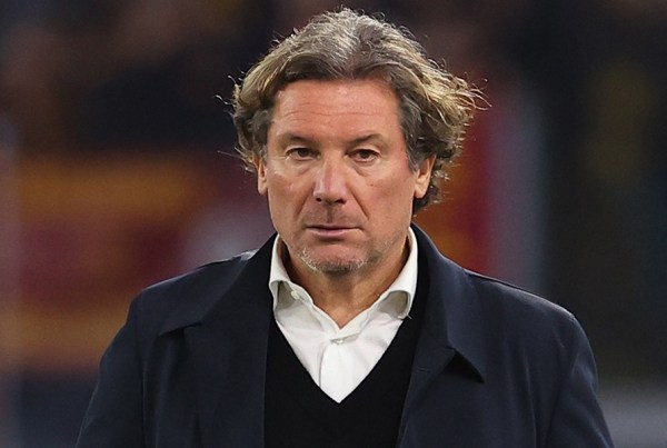 Stroppa a rischio esonero al Venezia, l’allenatore osserva il campo di spalle allo stadio Penzo.