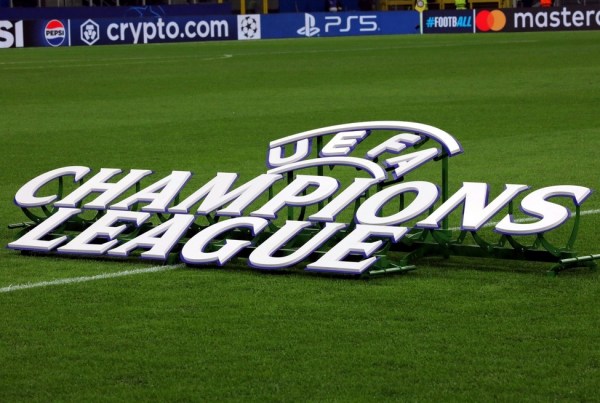 Italiane in Champions League: campo da calcio illuminato dai riflettori dello stadio.