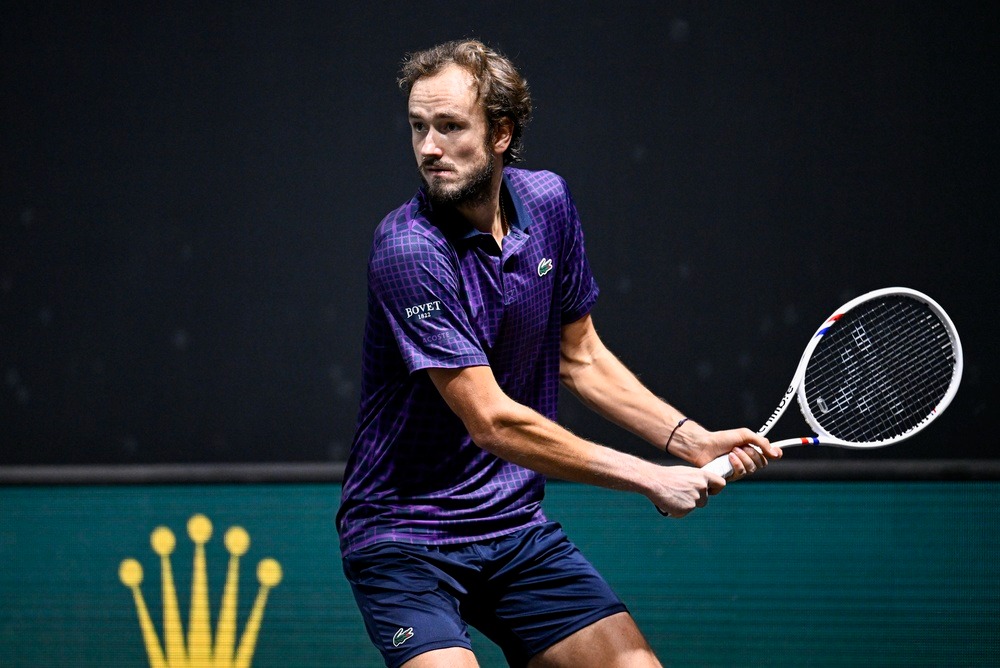 Medvedev squalificato a Pechino: Djokovic vola in finale 14 Medvedev squalificato a Pechino dopo aver colpito uno spettatore con una pallina durante la semifinale contro Djokovic
