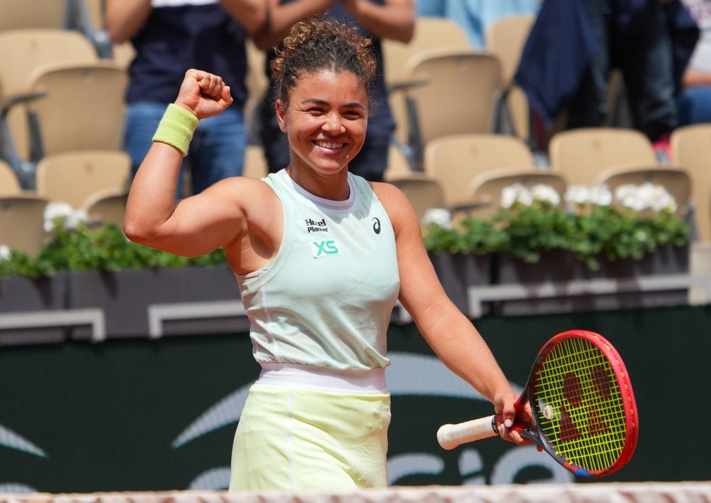 Paolini agli ottavi a Wuhan: batte Bartunkova, ora Kartal 12 Paolini agli ottavi a Wuhan: illustrazione di Jasmine Paolini sul campo da tennis con la racchetta in mano.